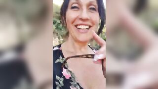 Milf in live: pompino al guardone prima che arrivino tutti