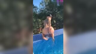 Anteprima del video: La teen bionda tatuata si mostra nuda in piscina