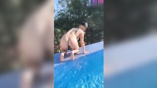 La teen bionda tatuata si mostra nuda in piscina