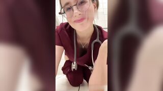 L'infermiera gli succhia il cazzo e si fa chiavare in ambulatorio
