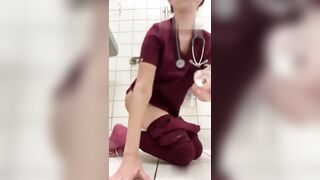 L'infermiera gli succhia il cazzo e si fa chiavare in ambulatorio