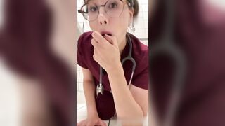 L'infermiera gli succhia il cazzo e si fa chiavare in ambulatorio