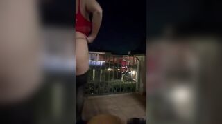 La bionda apre le gambe e mostra la figa