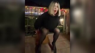 La bionda apre le gambe e mostra la figa