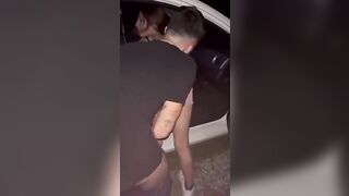 Dopo la disco la teen gli fa il pompino fuori dall'auto