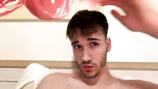 In cam lei gli accarezza il cazzo al fidanzato