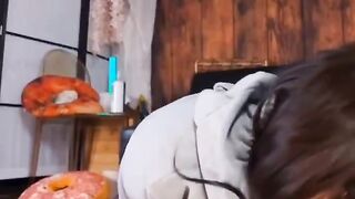 Bruna diciottenne si sfonda la figa da sola in camera