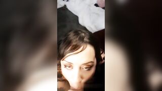 Teen mora in ginocchio gli svuota le palle in BOCCA
