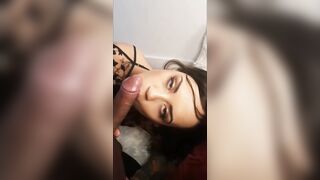 Teen mora in ginocchio gli svuota le palle in BOCCA
