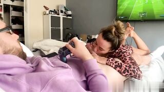 Gli succhia il cazzo mentre gioca a FIFA e le sborra in faccia