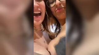Anteprima del video: Due napoletane in live gli fanno vedere le tette