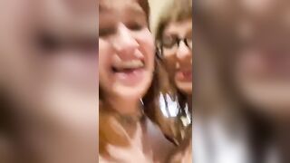 Due napoletane in live gli fanno vedere le tette