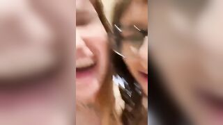 Due napoletane in live gli fanno vedere le tette