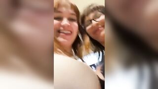 Due napoletane in live gli fanno vedere le tette