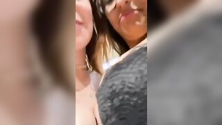 Due napoletane in live gli fanno vedere le tette