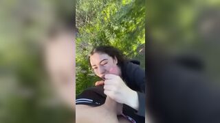 Anteprima del video: Nel bosco gli succhia il cazzo e si prende la SBORRATA in faccia
