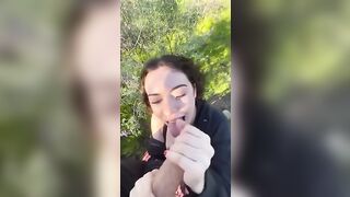 Nel bosco gli succhia il cazzo e si prende la SBORRATA in faccia