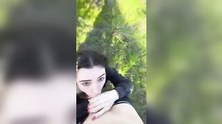 Nel bosco gli succhia il cazzo e si prende la SBORRATA in faccia