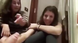 In bagno le amiche gli fanno la sega con mani e PIEDI