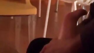 In bagno le amiche gli fanno la sega con mani e PIEDI