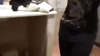 In bagno le amiche gli fanno la sega con mani e PIEDI