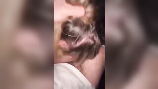 In auto la fidanzata bionda gli succhia e INGOIA
