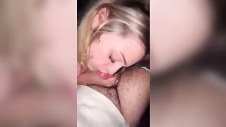 In auto la fidanzata bionda gli succhia e INGOIA