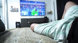 Mentre lui guarda la Roma lei gli succhia il CAZZO