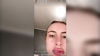 La tettona succhia il dildo in diretta LIVE