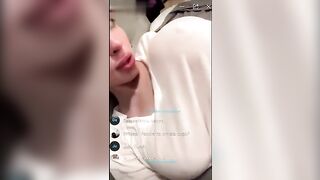La tettona succhia il dildo in diretta LIVE
