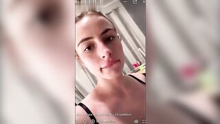 La tettona succhia il dildo in diretta LIVE