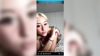 Biondina in live resta NUDA e mostra il culo