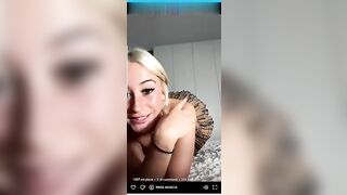 Biondina in live resta NUDA e mostra il culo