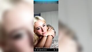 Biondina in live resta NUDA e mostra il culo