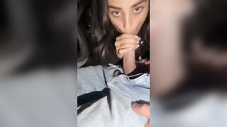 In macchina la morettina lo succhia e lo CAVALCA