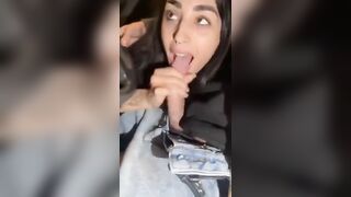 In macchina la morettina lo succhia e lo CAVALCA