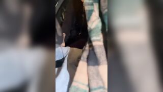 In macchina la morettina lo succhia e lo CAVALCA