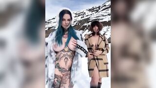 Nuda sulla NEVE con le tettone