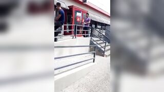 Bionda all'autogrill succhia i CAZZI dei camionisti