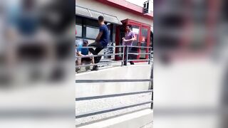 Bionda all'autogrill succhia i CAZZI dei camionisti