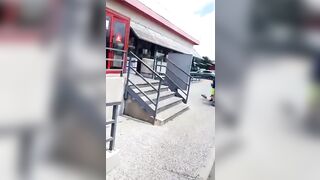 Bionda all'autogrill succhia i CAZZI dei camionisti