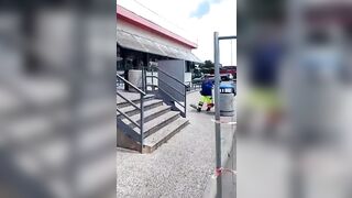 Bionda all'autogrill succhia i CAZZI dei camionisti