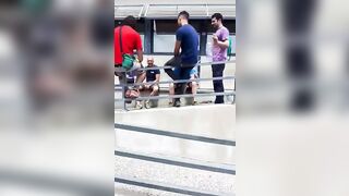 Bionda all'autogrill succhia i CAZZI dei camionisti