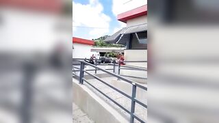 Bionda all'autogrill succhia i CAZZI dei camionisti
