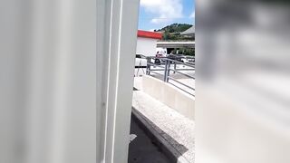 Bionda all'autogrill succhia i CAZZI dei camionisti