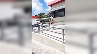 Bionda all'autogrill succhia i CAZZI dei camionisti