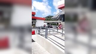 Bionda all'autogrill succhia i CAZZI dei camionisti