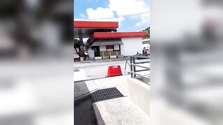 Bionda all'autogrill succhia i CAZZI dei camionisti