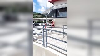 Bionda all'autogrill succhia i CAZZI dei camionisti