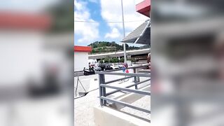 Bionda all'autogrill succhia i CAZZI dei camionisti